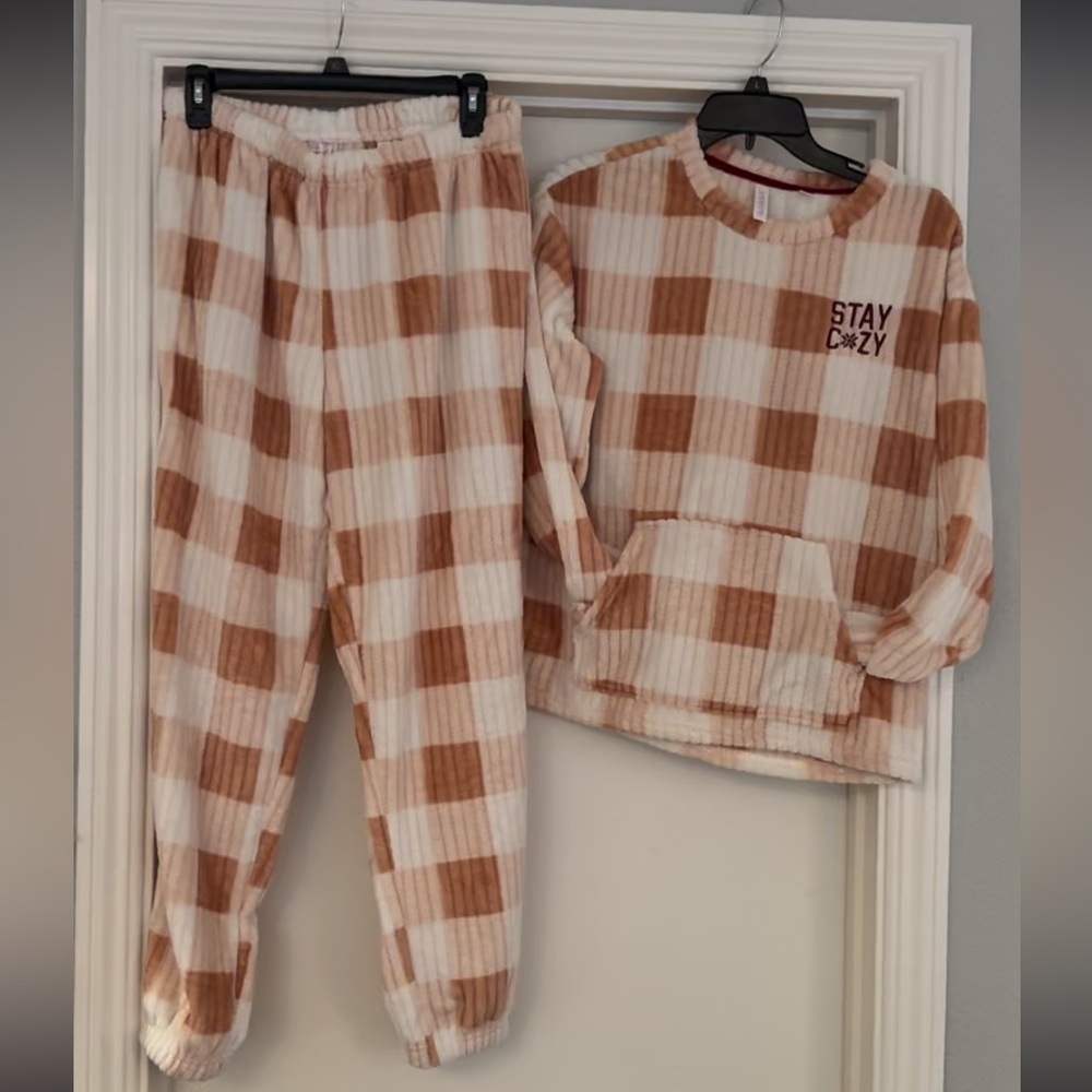 Woman’s pajama/ lounge outfit - Picture 10 of 10